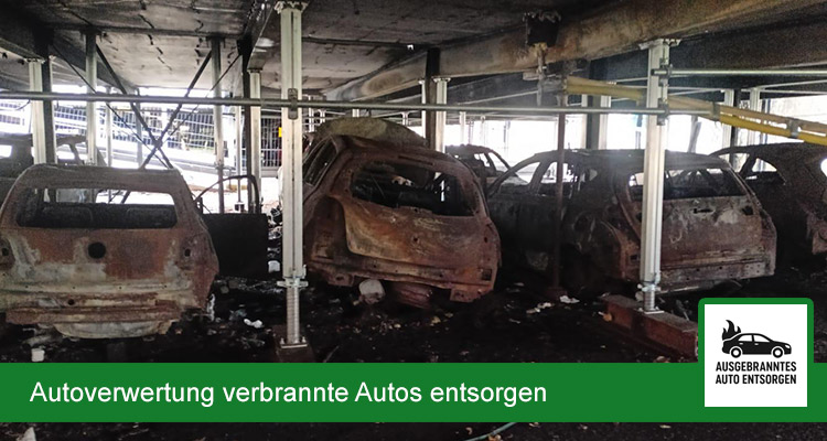 Ausgebrannte Autos die entsorgt werden müssen