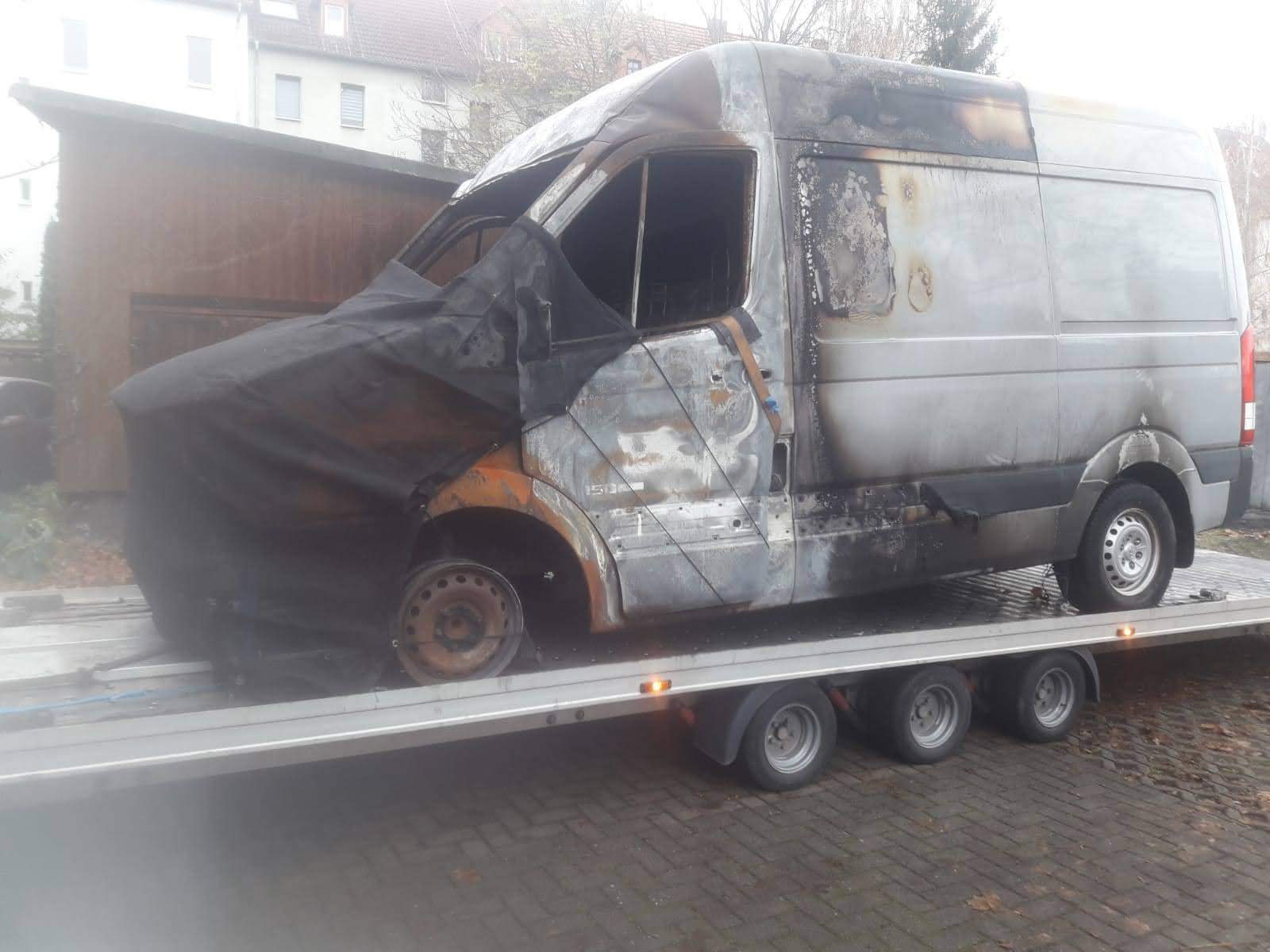 ausgebrannter Transporter beim Abtransport zur Entsorgung
