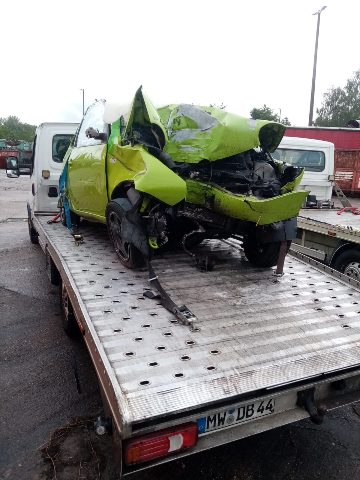 Altauto bereit zum Abtransport zur Autoverwertung nach Berlin