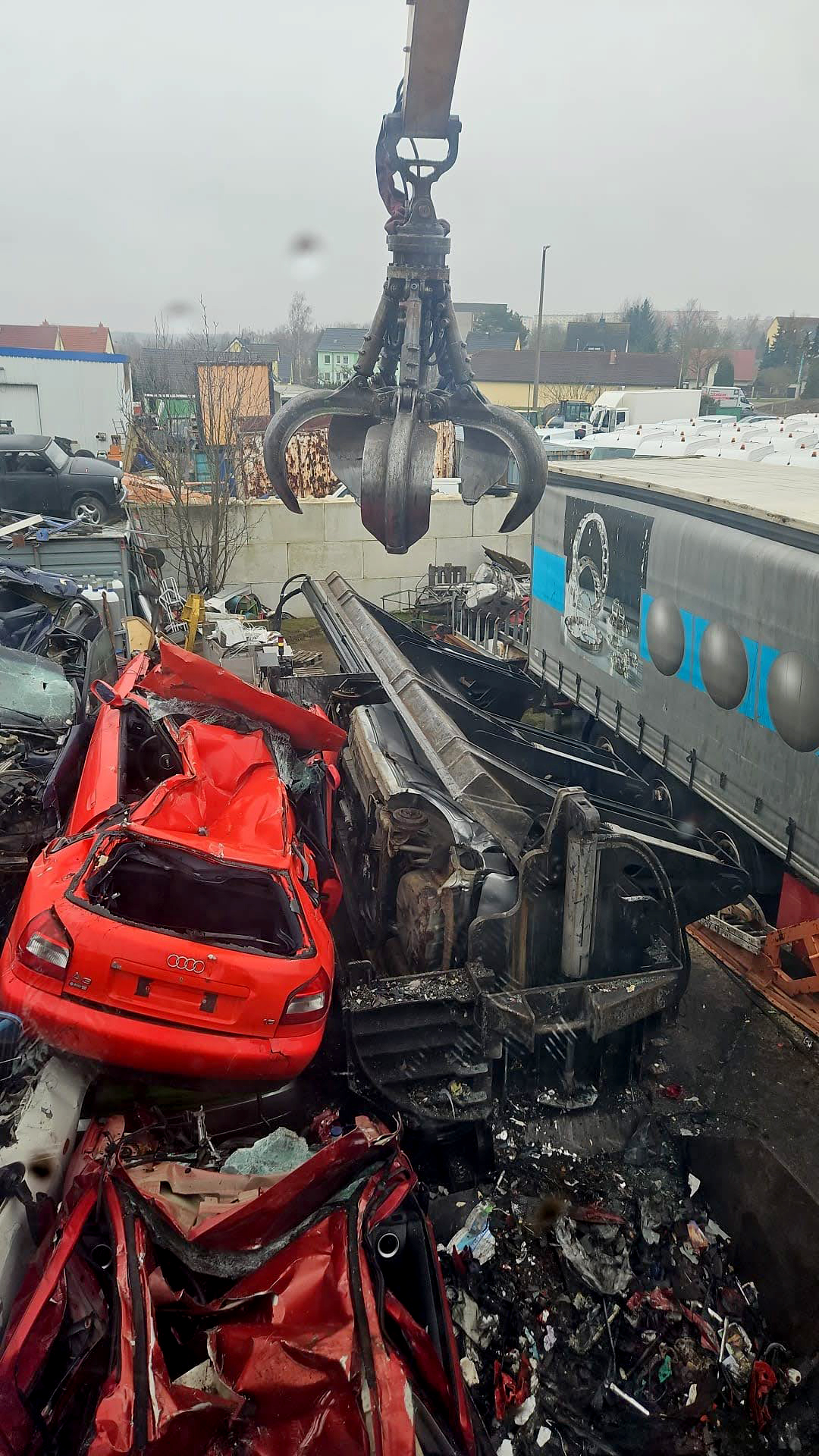 Schrottpresse in der Berliner Autoverwertung